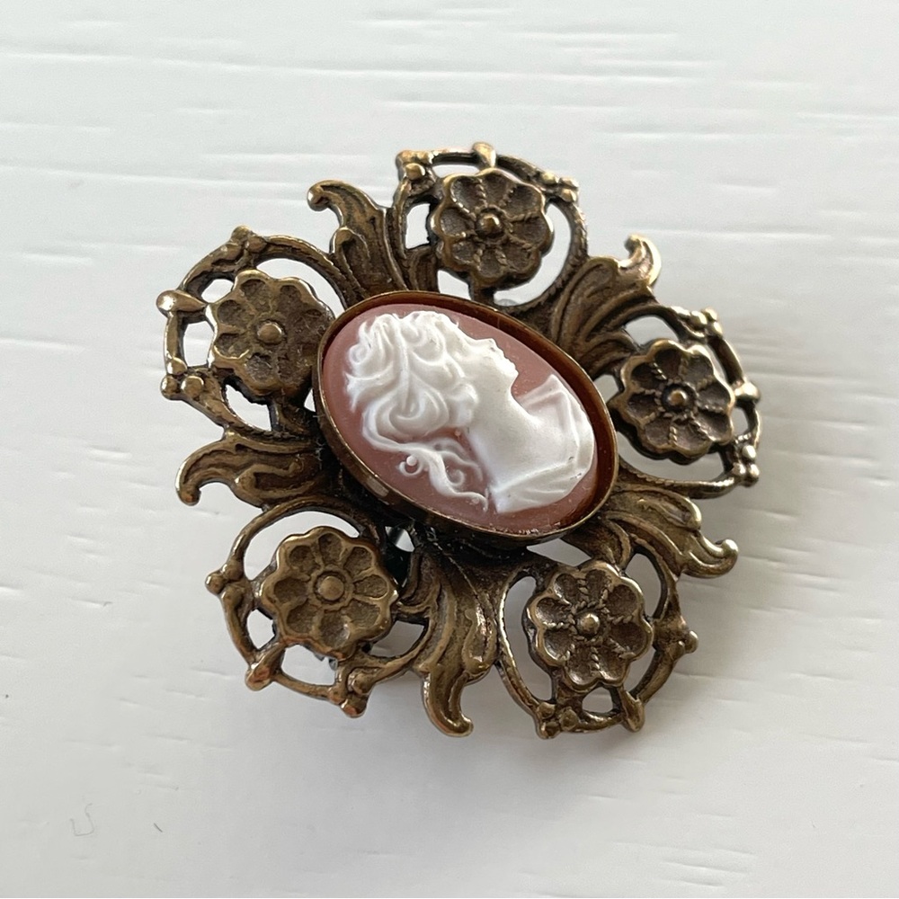 Vintage/antique cameo brooch pin goldtone floral setting romantic cottagecore - Picture 5 of 11